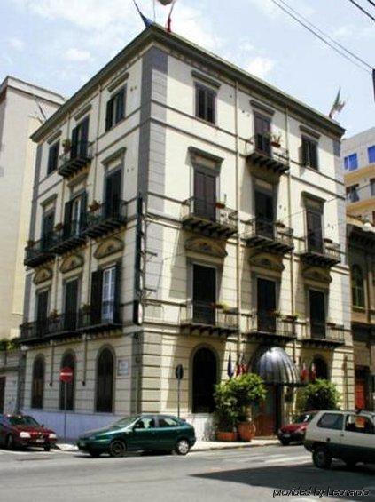 Joli Hotel